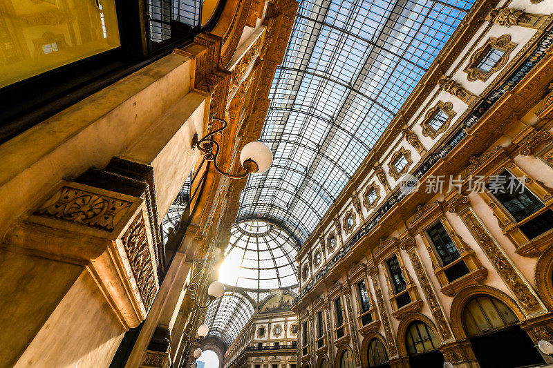 意大利米兰，阳光透过维托里奥埃马努埃莱二世Galleria Vittorio Emanuele II的屋顶窗户照射进来